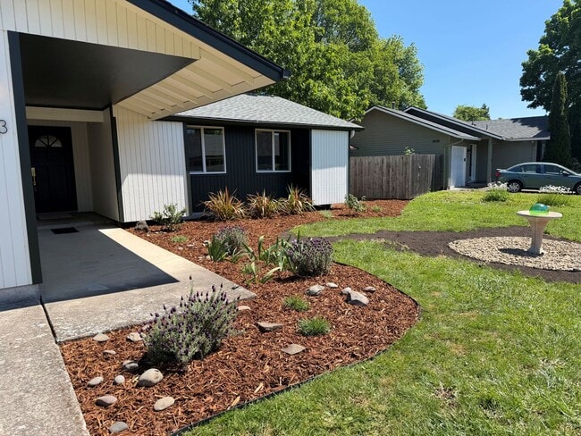 Building Photo - Updated 3 bedroom 2 bath home in a great neighborhood!