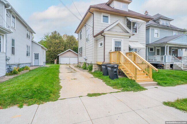 Building Photo - 328 Parkway Ave