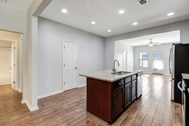 Building Photo - 1018 Hemlock Dr