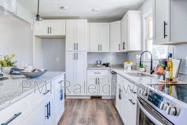 Building Photo - 2204 Emerson Pl