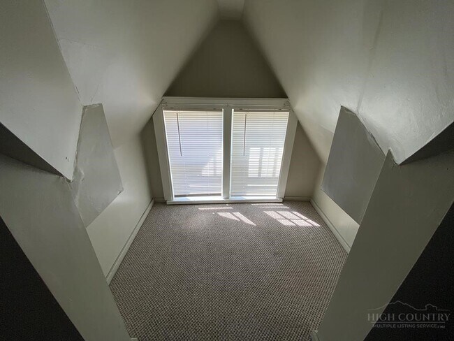 Building Photo - 2 W 4th St