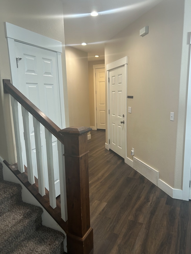 Building Photo - Modern Three Bedroom Townhouse