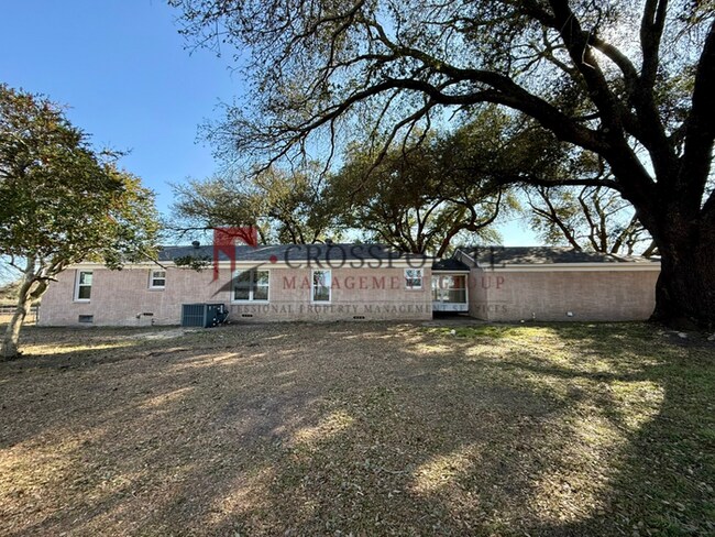 Building Photo - Charming 3 Bedroom, 2 Bathroom Home!