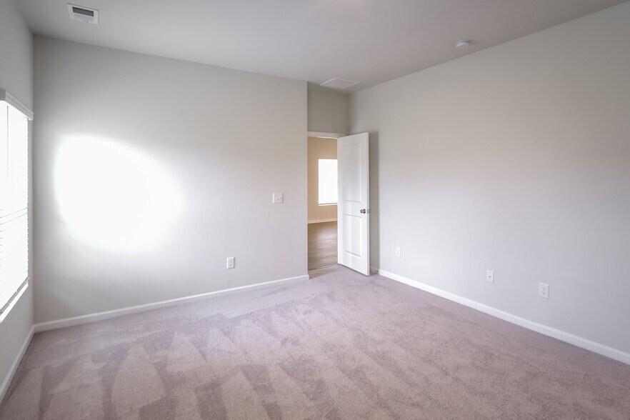 Building Photo - 709 Watercliff Dr