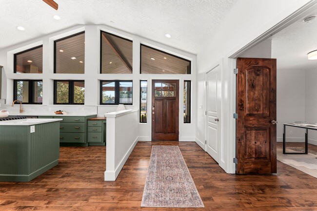 Building Photo - Exceptional Boise West Bench Home