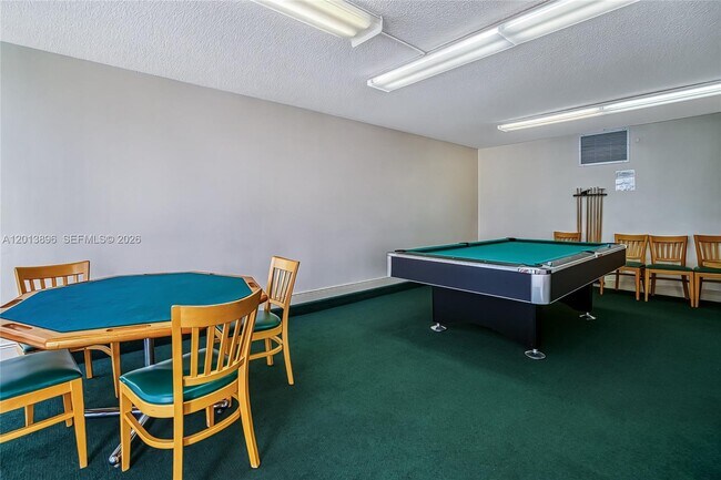 Building Photo - 800 Parkview Dr