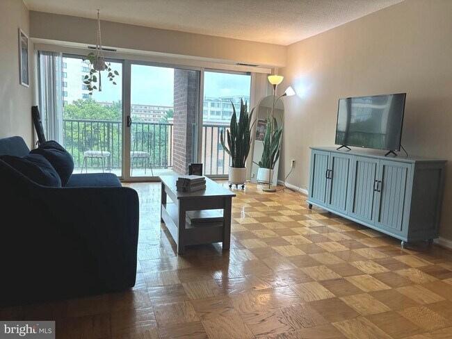 Building Photo - 1300 Army Navy Dr