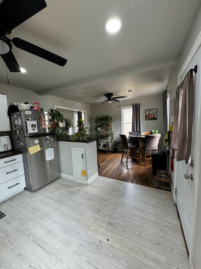 Building Photo - Adorable 2/1/1 CH/A updated!!! walking dis...