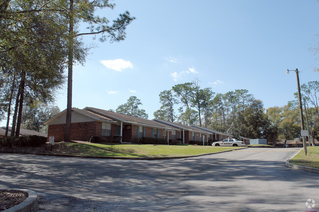 Primary Photo - Hilltop Manor Apartments
