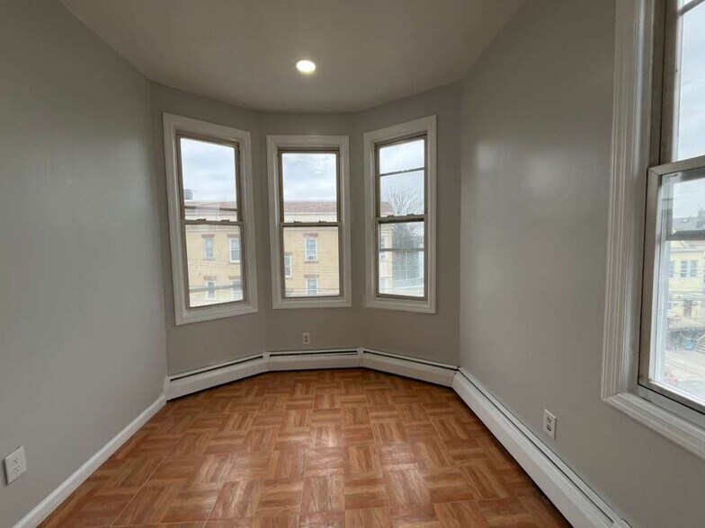 Building Photo - 677 Kennedy Blvd