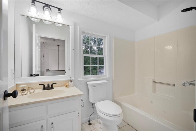Building Photo - 328 Deerwood Dr