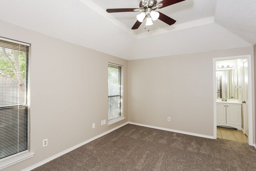 Building Photo - 2110 Mesa Wood Dr