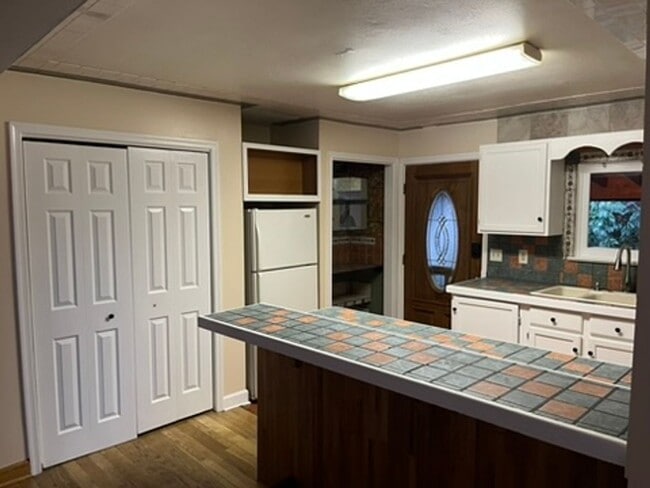 Primary Photo - Charming 4 Bedroom 2 bath apartment near d...