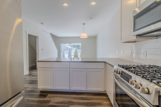 Building Photo - Premier Place and Premier Living!