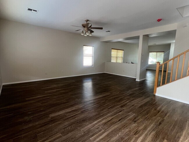 Building Photo - Highly desirable Spectrum community! Showi...