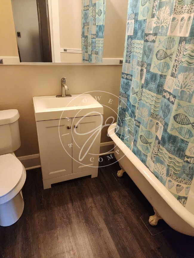 Building Photo - 1 bedroom includes all utilities and appli...