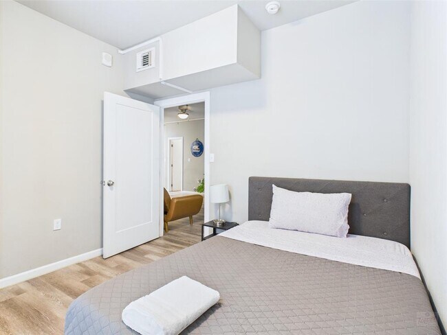 Building Photo - 911 W 22nd St