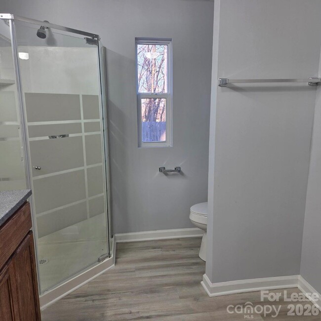 Building Photo - 825 Mountain Crest Dr