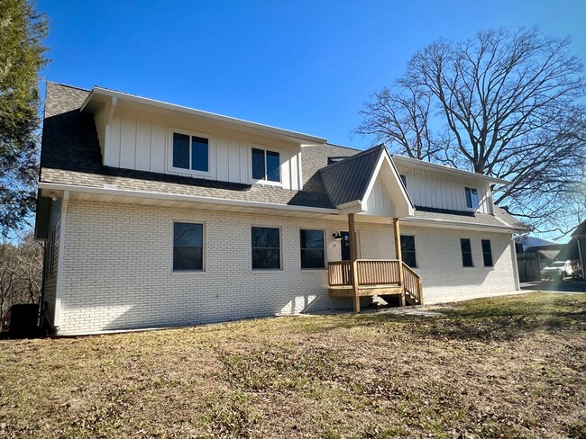 Building Photo - Beautifully Renovated Home!  5 Bedroom, 3 ...