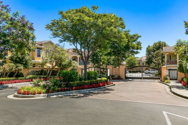 Building Photo - Paseo del Sol Charmer with Private Yard and Community Pool