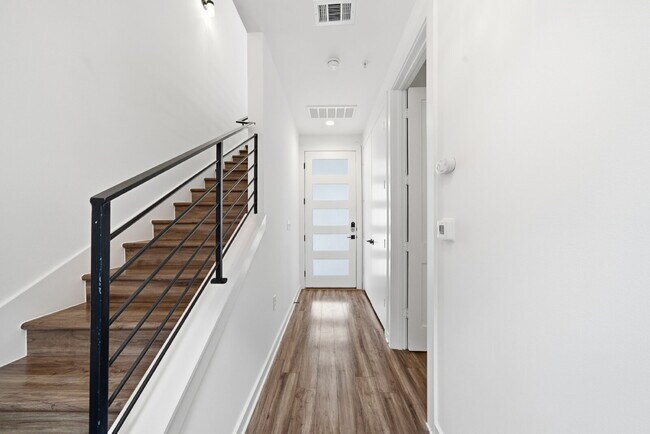 Building Photo - Spacious 3-Bed, 3-Bath Condo with Scenic Views in Vibrant Austin!