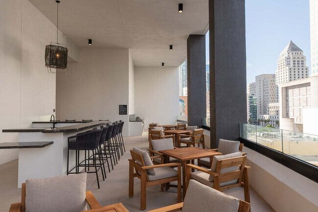 Building Photo - 225 N Miami Ave