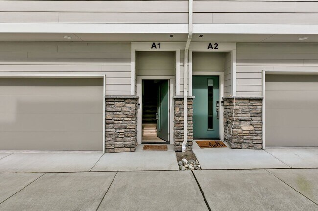 Building Photo - 3bed/2.5 Bath Modern Comfort Meets Elegant Design