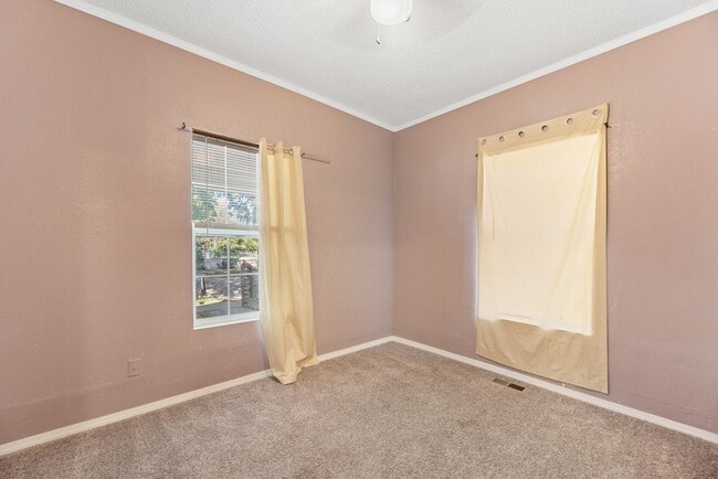 Building Photo - Charming 2 Bed 1 Bath - May FREE!