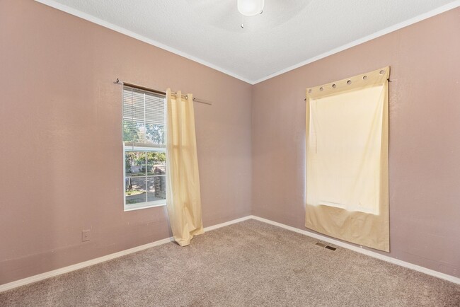 Building Photo - Charming 2 Bed 1 Bath