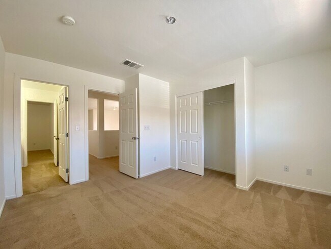 Building Photo - Nice two-story single family house with 3 bedrooms and 2 baths