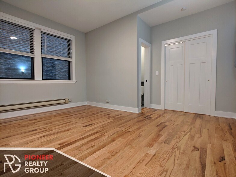 Building Photo - 4542 N Damen Ave