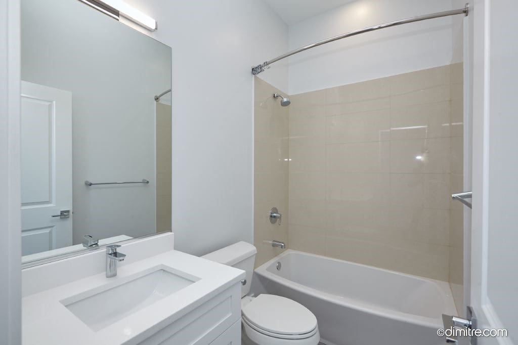 Main Bathroom - 3116 N Central Park Ave