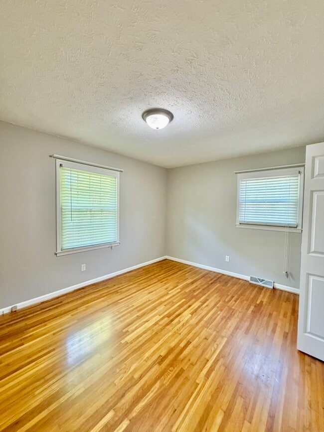 Building Photo - 3339 Sutherland Dr