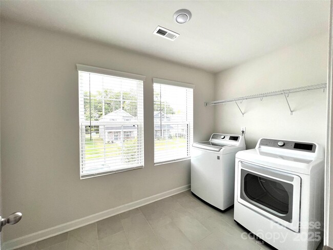 Building Photo - 216 Emmett Dr