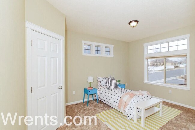 Building Photo - Stunning 4 Bed, 3 Bath Home in Gated 5-Mil...