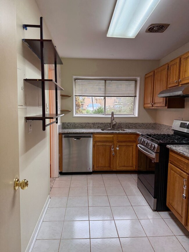 Building Photo - Commuter’s Dream! Large 2BR/2BA Condo Step...