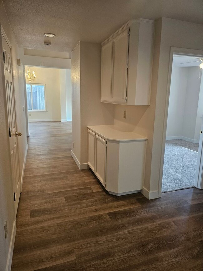 Building Photo - COMPLETELY REMODELED 3 BEDROOM HOUSE IN W. ROSEVILLE!!