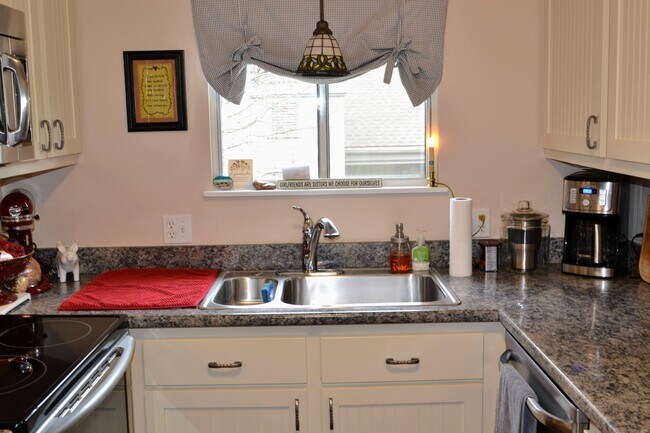 Building Photo - 504 Heritage Vlg