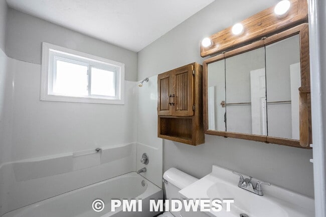Building Photo - "Charming 3-Bedroom Home with 1451 Sq Ft of Comfort in Indianapolis!"
