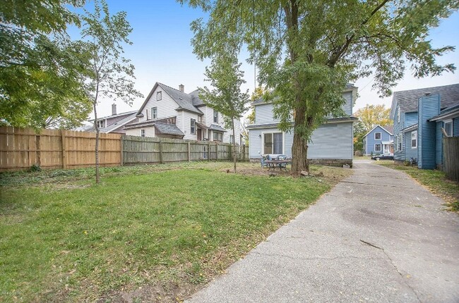 Building Photo - 25 E 16th St