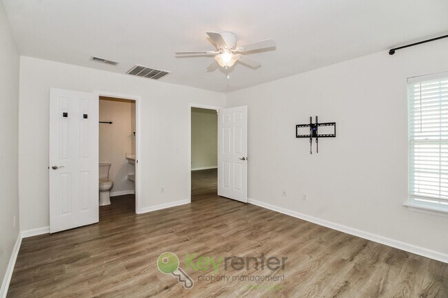 Building Photo - $500 Off 1st Month's Rent - 2 Bdrm/ 2 Bath, Townhome in Wilmington