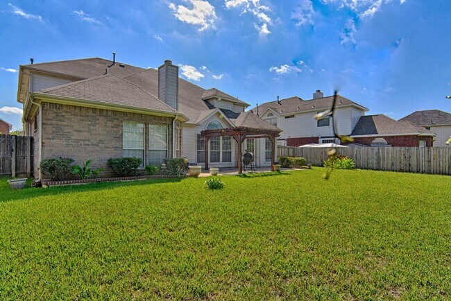 Building Photo - Large Mansfield High Home Centrally Located