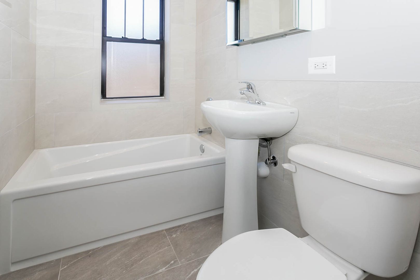 Building Photo - 1952 W Wilson Ave