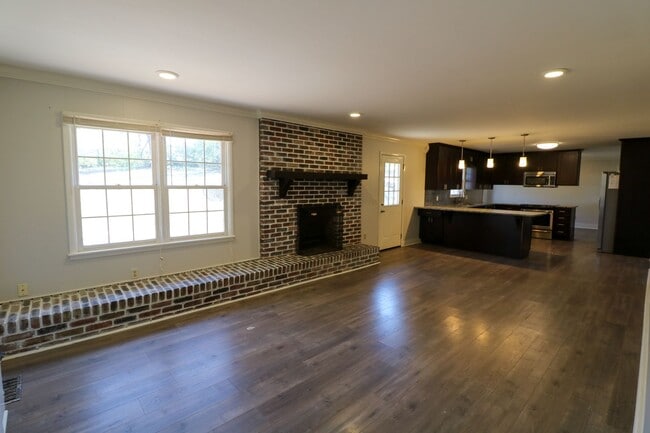 Building Photo - Large Family Home Pell City, AL