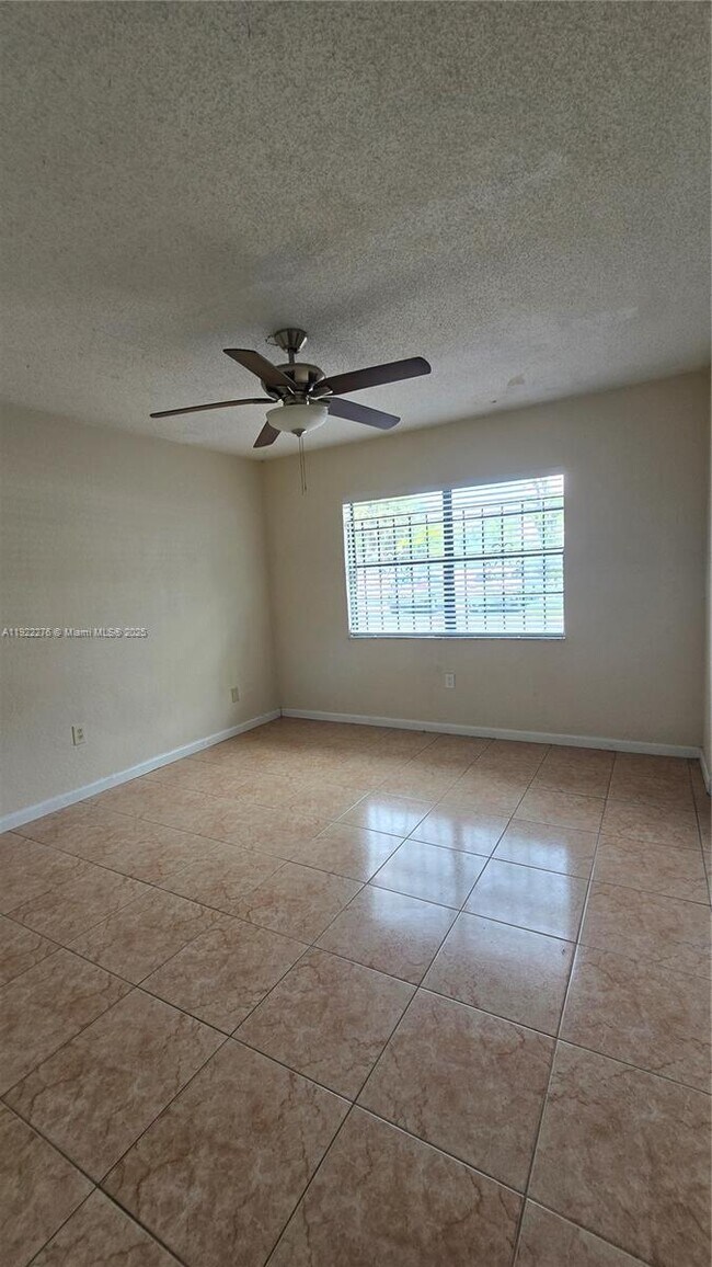 Building Photo - 13500 NE 3rd Ct