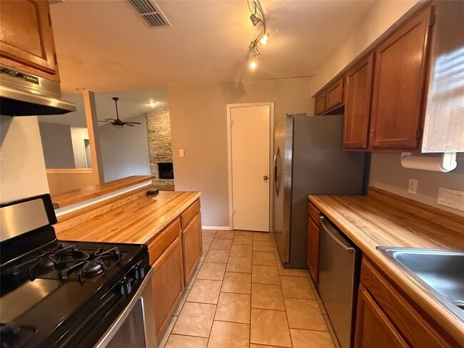 Building Photo - 2811 Crownspoint Dr