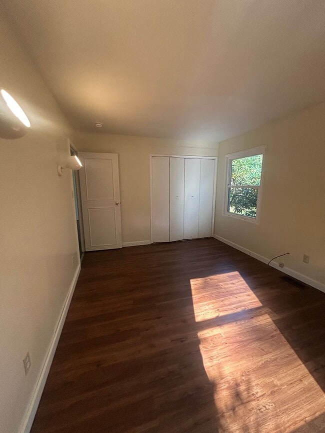 Building Photo - 3 bedroom, 2 bath Ranch House