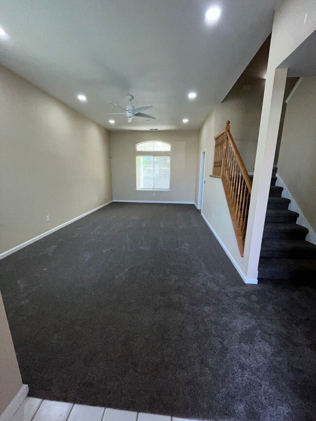 Building Photo - 4BR/2.5 BA / 1914 SF | New Carpet | Tenant...