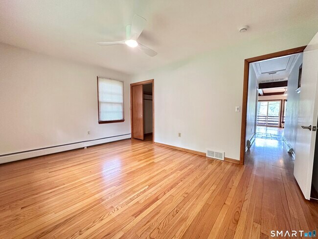 Building Photo - 542 Lake Dr