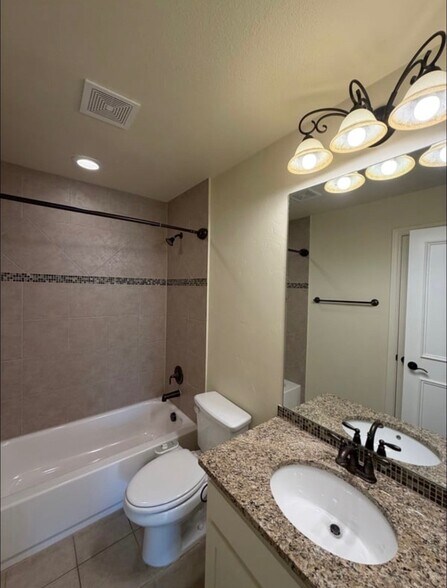Building Photo - 3032 Laguna Dr